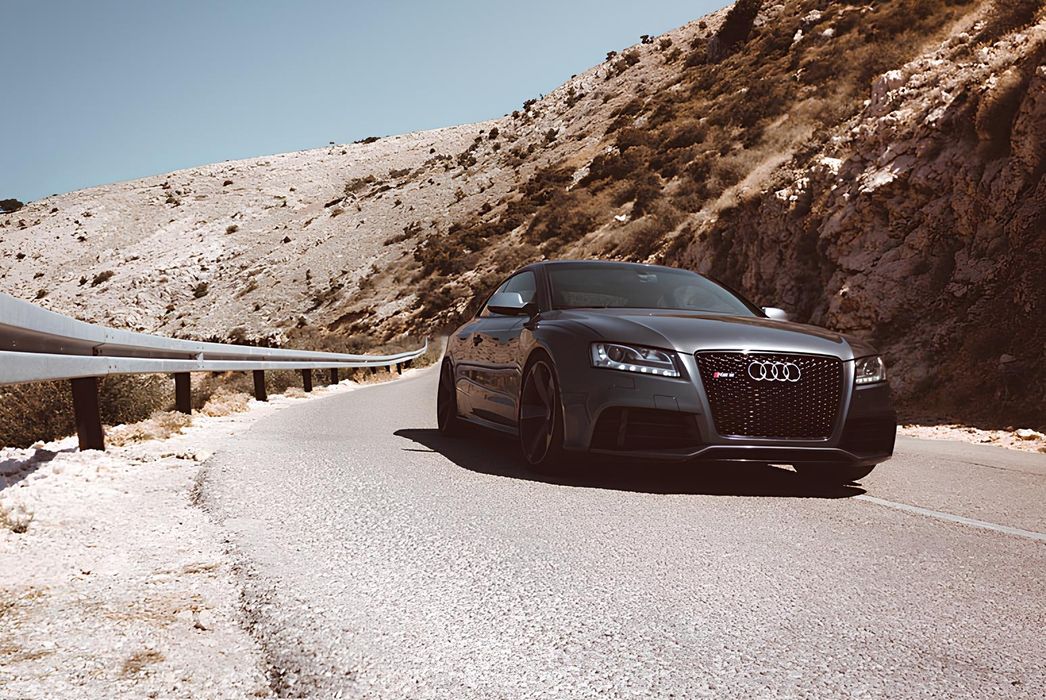 Ein Audi RS5 auf einer kurvigen Straße