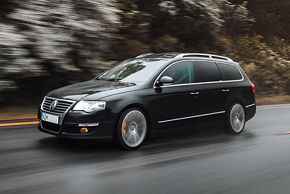 Ein schwarzer VW Passat